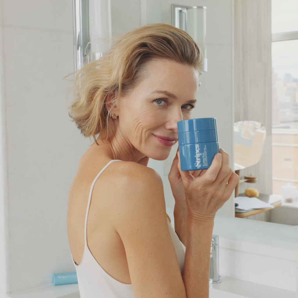 Naomi Watts in her bathroom showcase the Evening wear product.